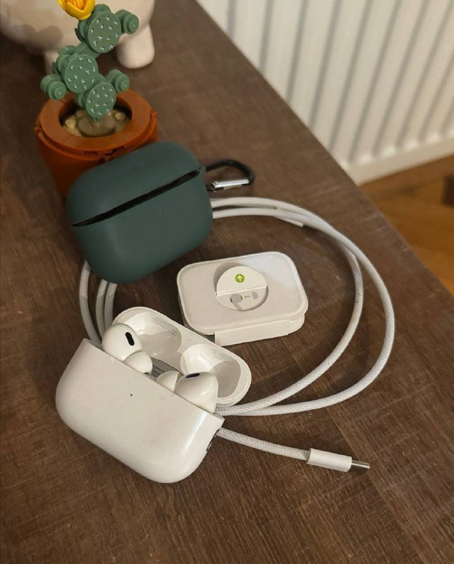 Airpods Pro 2 с аксессуарами 2