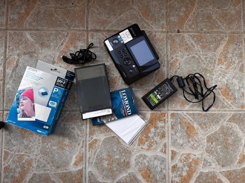 Фотопринтер с проводами и фотобумагой без картриджа