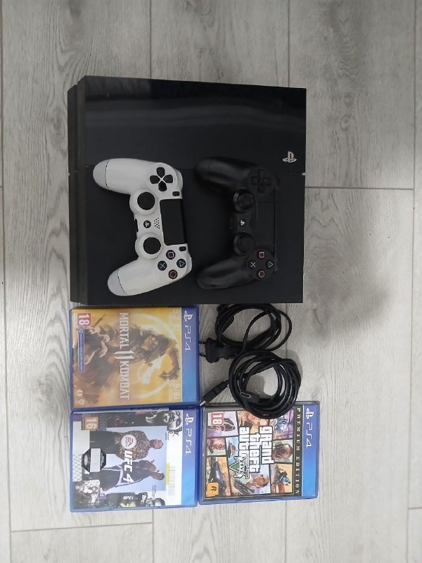 PS4 с играми и джойстиками