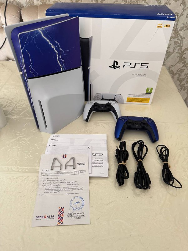 Playstation 5 Slim Disk Versia, 2 джойстика, кабели, подставка 2