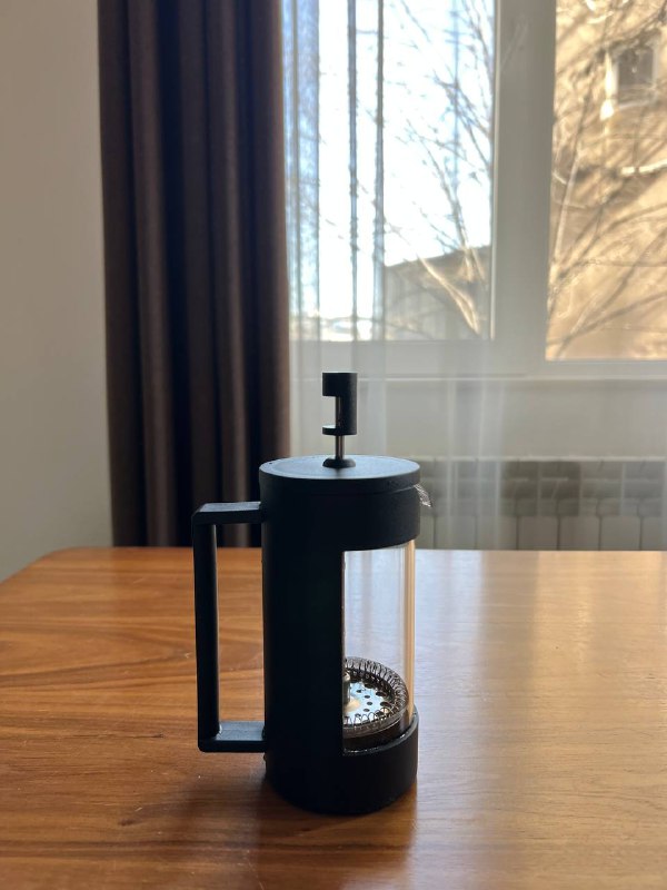 Глубокая миска/салатница, большая круглая тарелка, большие квадратные тарелки, ковшик, френч-пресс, набор бокалов 3