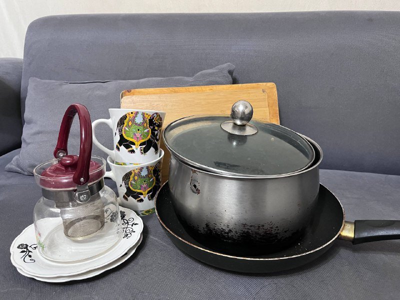 Кастрюля, сковорода, заварник, чашки, тарелки, доска