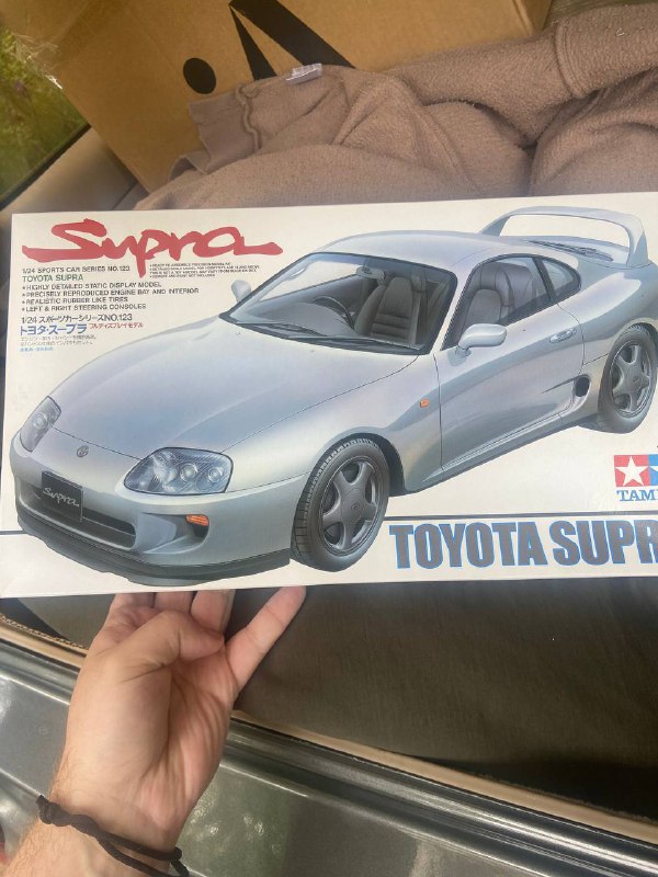 Проигрыватель Crosley, пластинки Pink Floyd, модель Toyota Supra, God of War для PS5 4