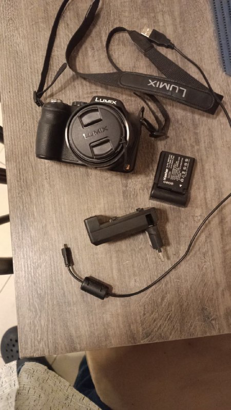 Lumix FZ200 полный комплект две батареи зарядка 2