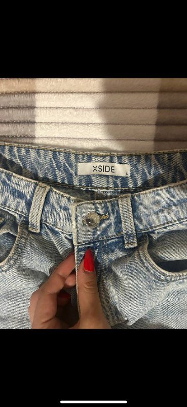 Юбка миди из денима, красный топ с вышивкой 3