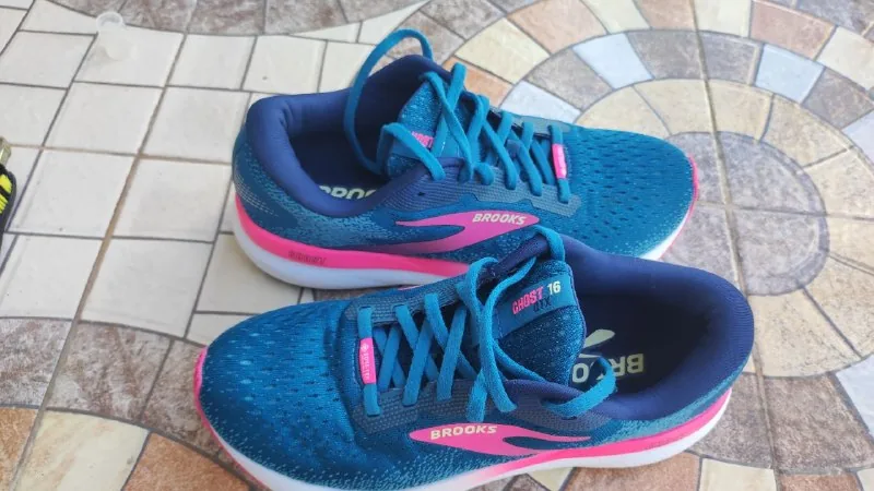 Женские Brooks Ghost 16 GTX, унисекс Mizuno Wave Panthera 1