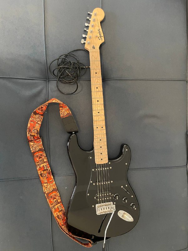 Электрогитара Fender Squier Sonic Stratocaster, кабель, рычаг