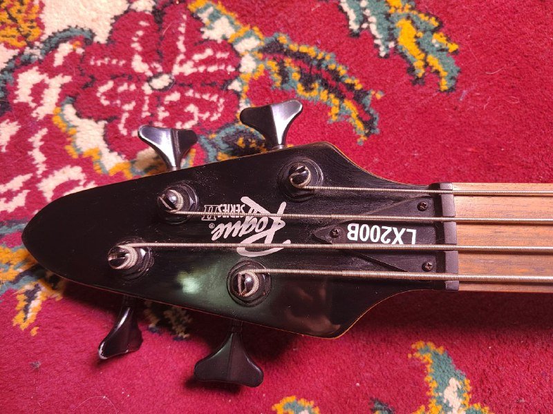 Бас Rogue LX200B Series II с чехлом, кабелем, ремнем, стойкой 2