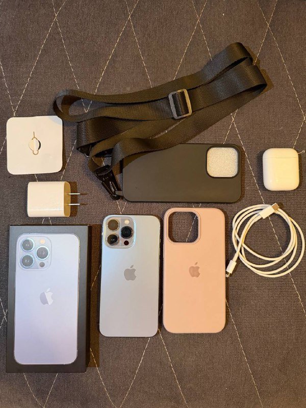 IPhone 13 Pro 256 GB, AirPods 1, charger, phone cases