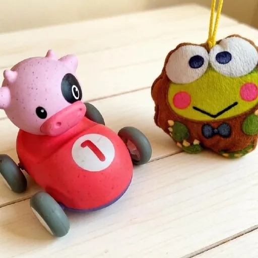 Иннерционная машинка и плюшевая игрушка-брелок Кероппи