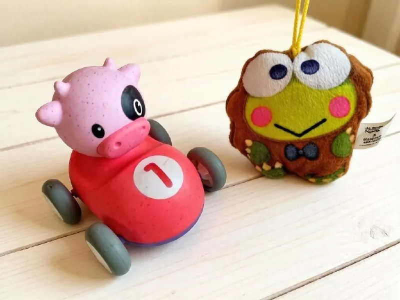 Иннерционная машинка и плюшевая игрушка-брелок Кероппи