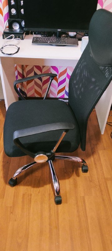 Компьютерный стул, микроволновка, осушитель воздуха, вентилятор, стол, обогреватель