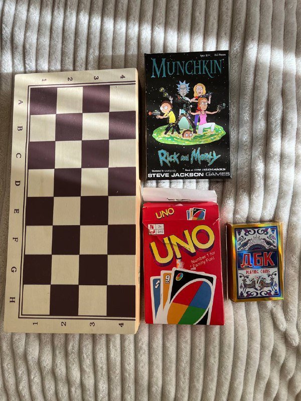 Настольные игры шахматы, манчкин, уно, игральные карты