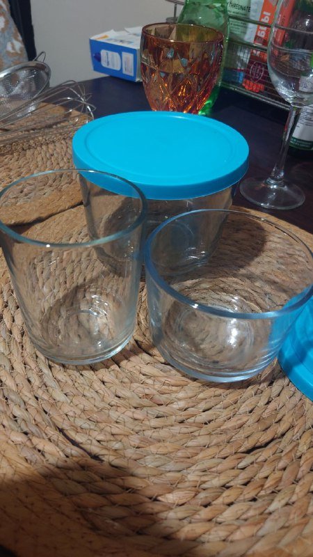 Ручной массажёр, кроссовки Quechua, гирлянда, скатерть, капучинатор, набор тарелок, сито и венчик, подставки, бокалы, стеклянные контейнеры 10