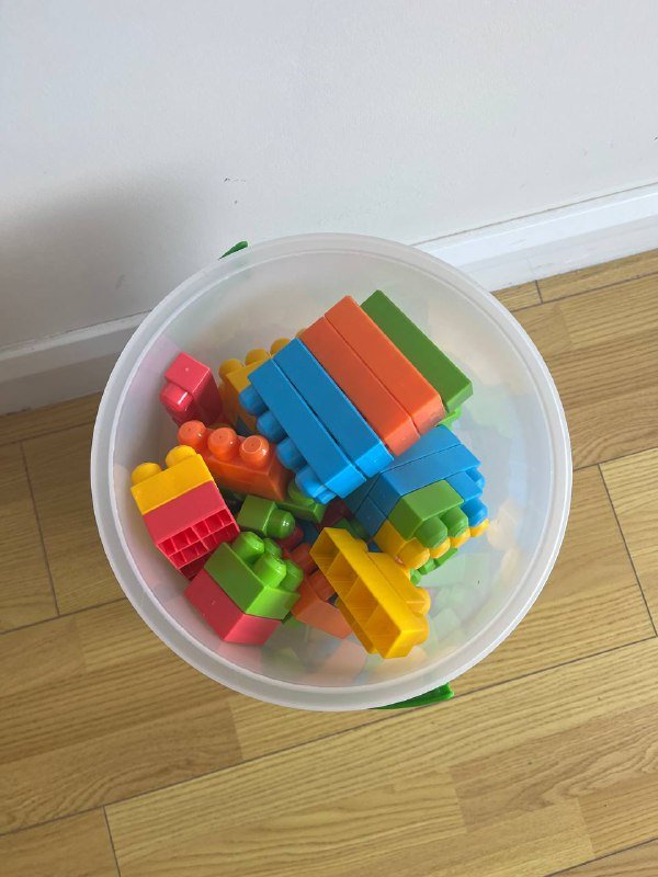 Большой контейнер с конструктором 2