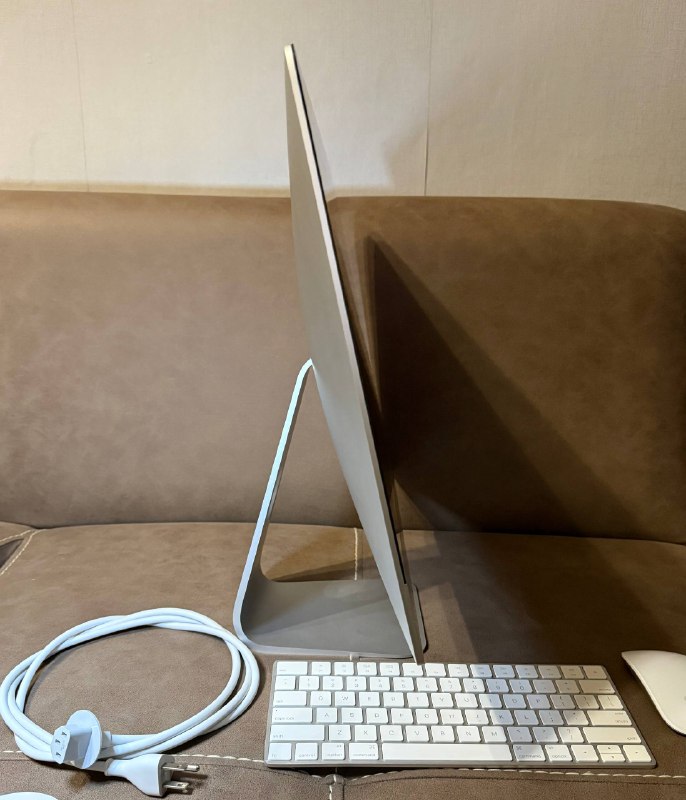 Apple iMac 21.5-inch Late 2015, клавиатура, Magic Mouse 3