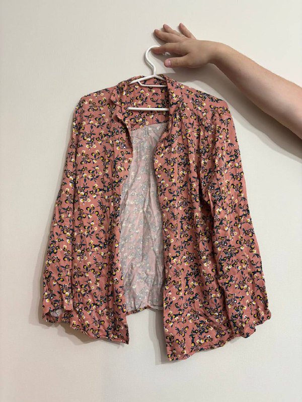 Серебряные серёжки, кольца, пижамная рубашка Uniqlo, стрипы Flamingo, часы Swatch, топ Zara 4