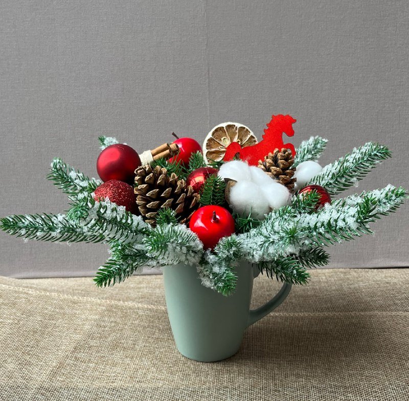Новогодняя композиция в кружке с хвойными и шишками