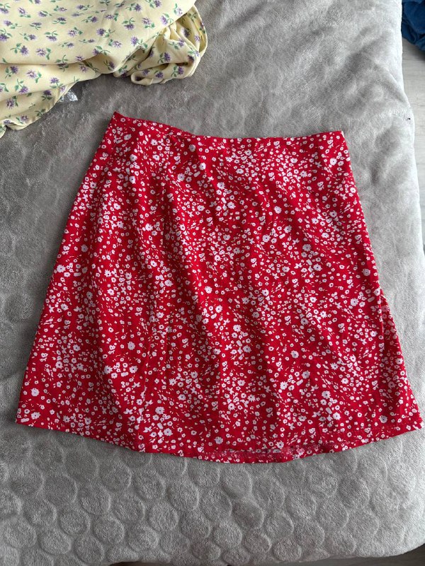 Кроссовки Fila, сумки Bershka и Zara, шлепки Fendi, платье Mango, брюки HM для бега, юбки 9