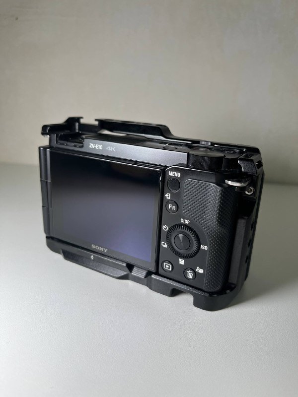 Sony ZV-E10 камера, объектив, клетка, 2 батареи 3