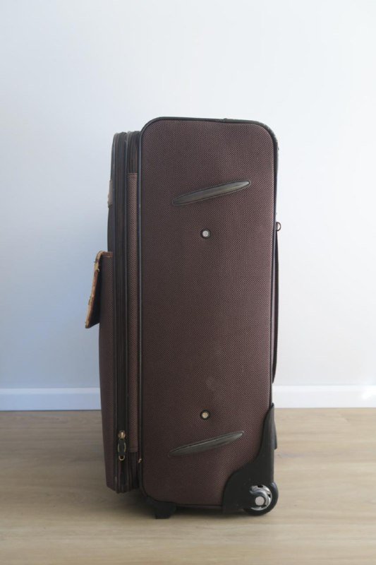 Коричневый чемодан на колесиках 2