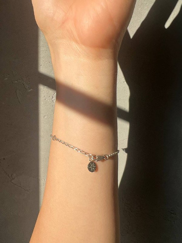 Браслет инкрустированный фианитами на цепочке с родиевым покрытием 3