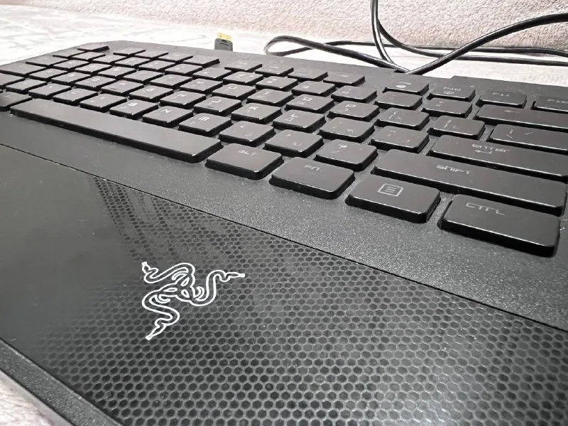 Игровая клавиатура, Bluetooth адаптер, HDMI адаптер, USB и Ethernet кабели 1