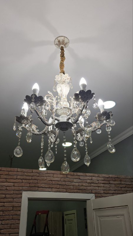 Люстры, бра