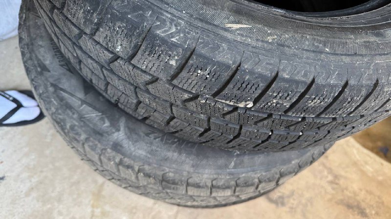 Комплект зимних шин 225/60/R17 Bridgestone и Dunlop 2