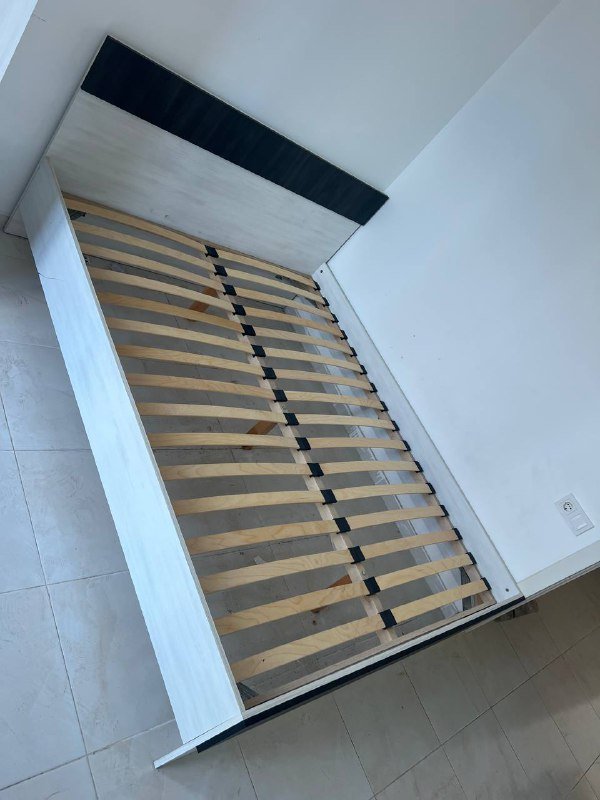 Чайник, раковина с краном, сушка для посуды, посуда, телевизор, диван, стол, стул, столик, кровать, шкаф, раковина и зеркало 10