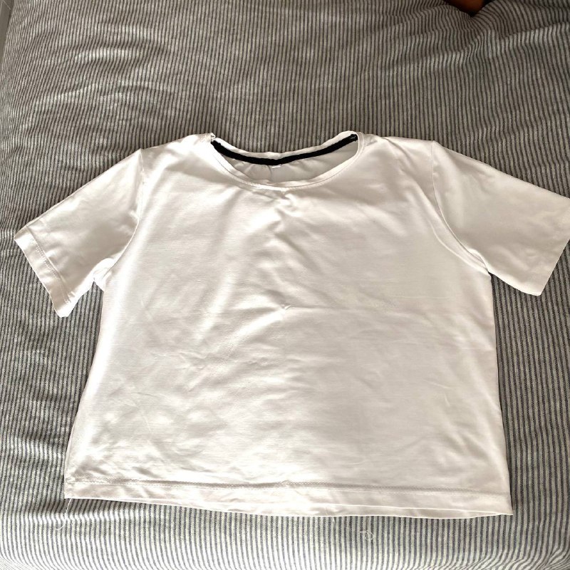 джинсовые шорты LOEWE, белые топы, костюм двойка GUCCI, свитер 7