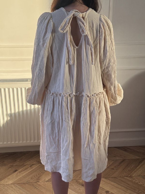 кремовое платье из муслина, чёрное льняное платье, серые джинсовые шорты, бежевые джинсы 2