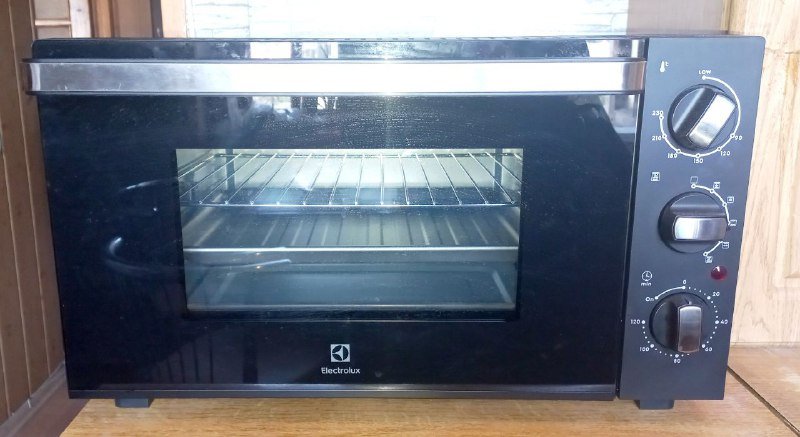 Стол рабочий, раскладушка, электрическая духовка, электрокофеварка