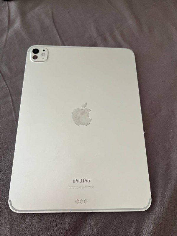 iPad Pro 11 M4, клавиатура Keychron K3, мышь Logitech MX Master 3, лампа Xiaomi Mi Computer Light 2