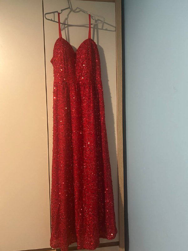 Красное блестящее платье в идеальном состоянии