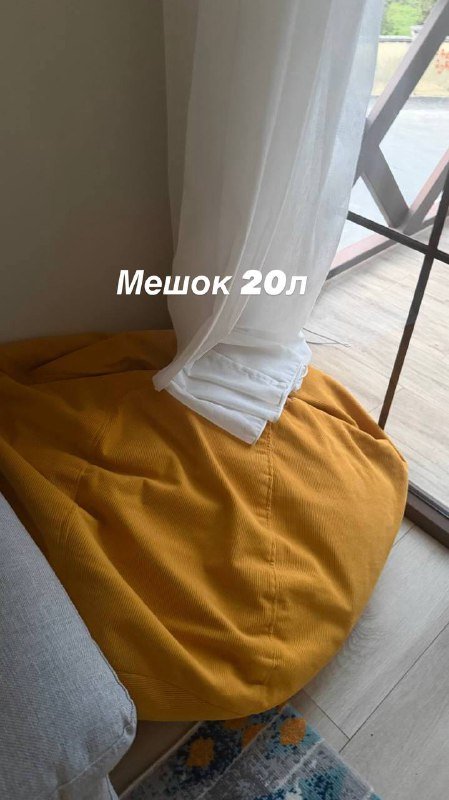 Диван, тумбочка, компьютерное кресло, кухонные стулья, стол, ковры