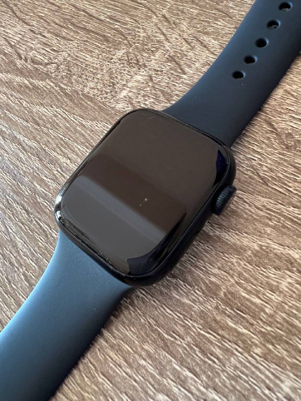 Apple Watch Series 7 41mm with strap and charger 2