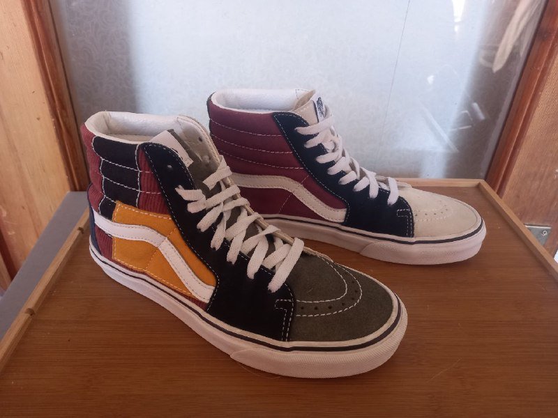 ветровка Carhartt, джинсы Lee, куртка Taifun, ботинки Skechers, кеды Vans 9