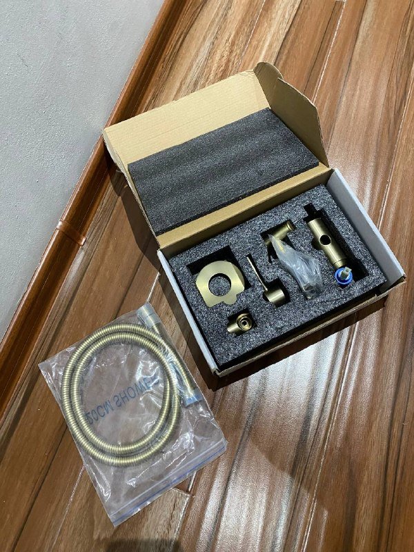 Клавиши смыва, гигиенические души, душевые трапы в черном и золотом цвете