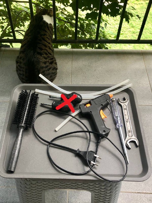 Деревянная стойка с полками и перекладиной для вешалок 5