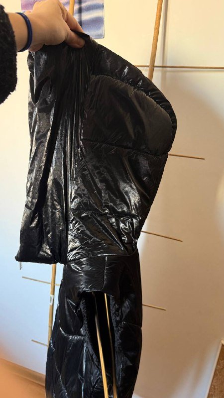 Черная безрукавка удлиненная непромокаемая теплая 3