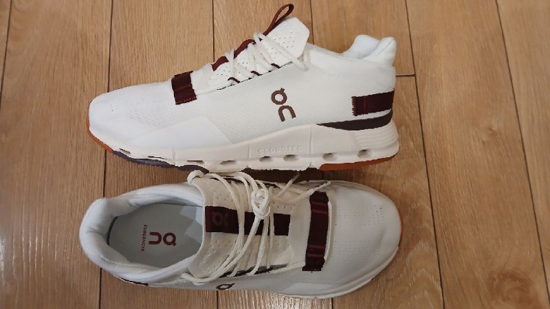 Кроссовки On Running белые с бордовыми акцентами
