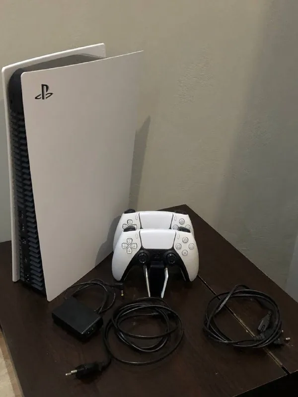 PlayStation 5 с дисководом, 2 джойстика, зарядная станция 1
