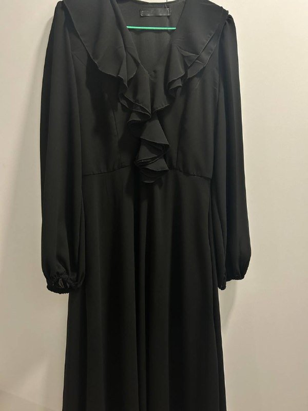 Пальто, платья, джинсы, кроссовки New Balance, полка 7