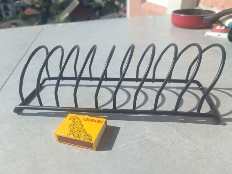 Металлическая подставка под тарелки