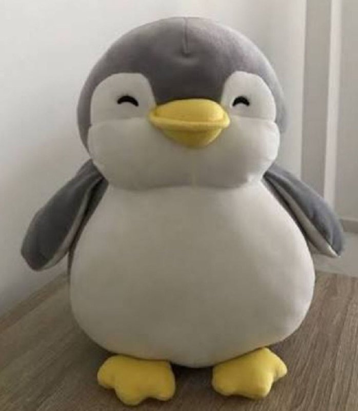 Одежда женская и детские игрушки, посуда, кухонные кружки и ваза