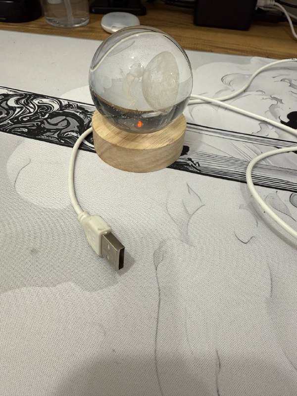 USB ночник в виде космонавта на фоне луны 2