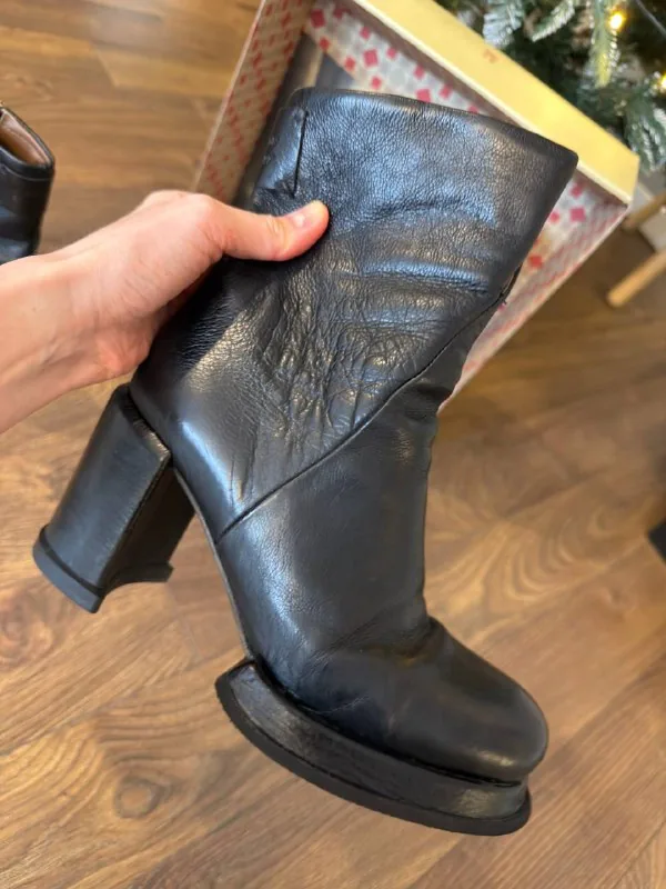 Leather boots 1