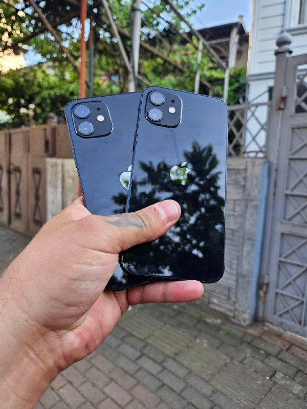 iPhone 11 64GB White, iPhone 12 64GB Black 3