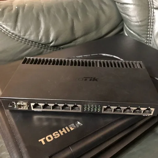 Mikrotik RB4011iGS+RM router